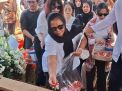 Tangis Haru Iringi Pemakaman Komedian Temon di TPU Tanah Kusir