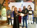 Silaturahmi Diwarnai Menyerahan Novel dan Piagam