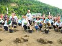 Khofifah Ajak Masyarakat Masif Tanam Mangrove Demi Generasi Mendatang