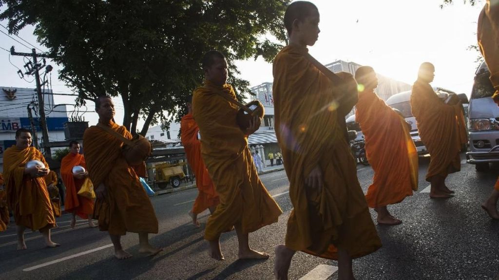 57 Biksu dari 4 Negara Jalan Kaki ke Borobudur, Gaungkan Perdamaian dan Bhinneka Tunggal Ika dari Surabaya