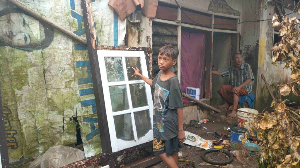 Tinggal di Rumah Tak Layak Huni, Anak 13 Tahun Rawat Ayah Sakit Stroke di Jember