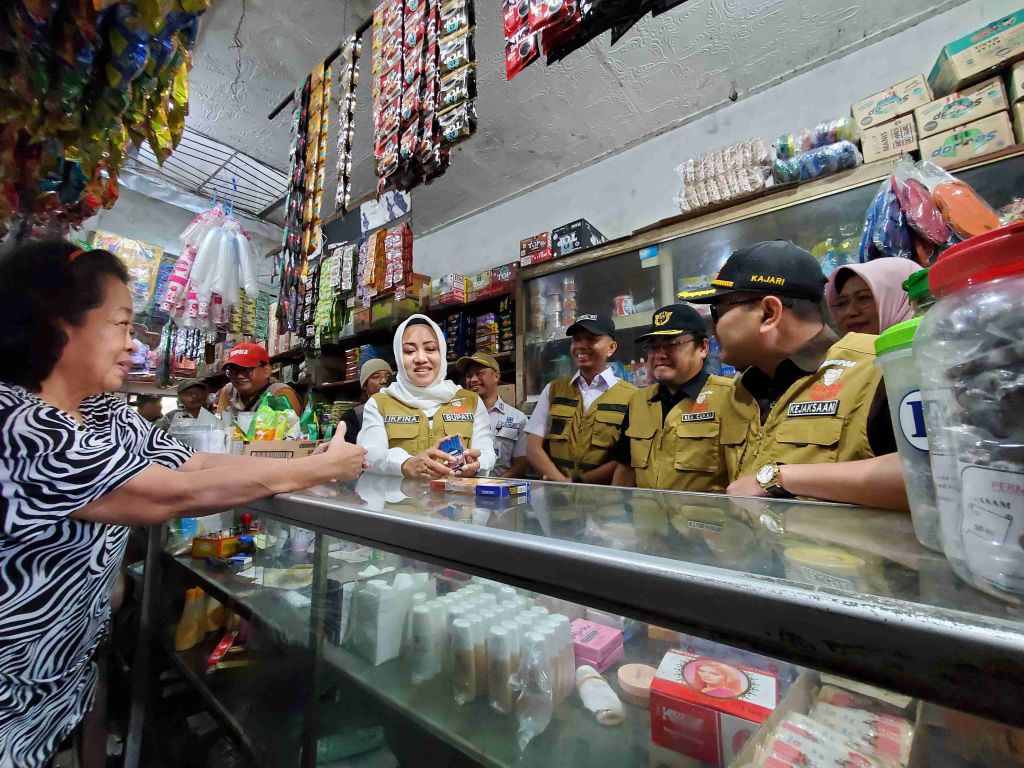 Perangi Rokok Ilegal, Bupati Ikfina Bareng Bea Cukai Blusukan ke Pasar Dlanggu