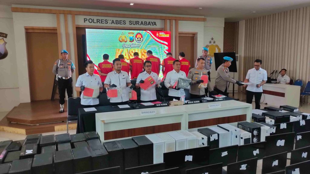 Polisi Surabaya Gerebek Markas Judi Online di Sidoarjo, 6 Orang Tertangkap