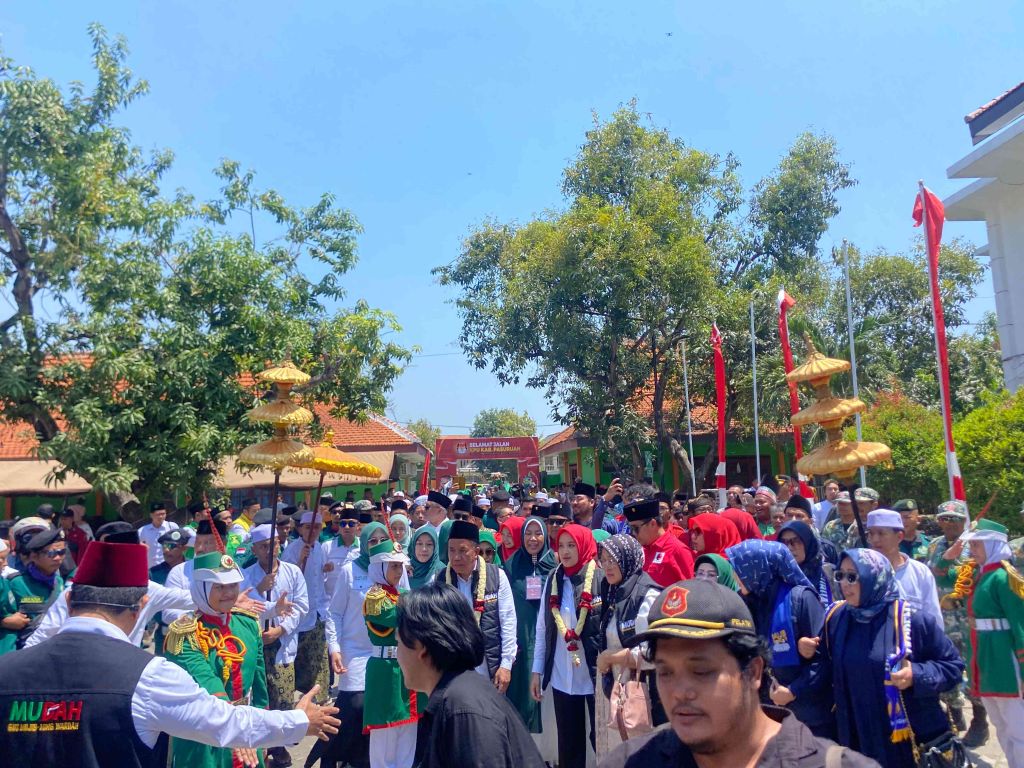Mujib Imron-Ning Wardah Daftar ke KPU Kabupaten Pasuruan Didampingi Gus Idris