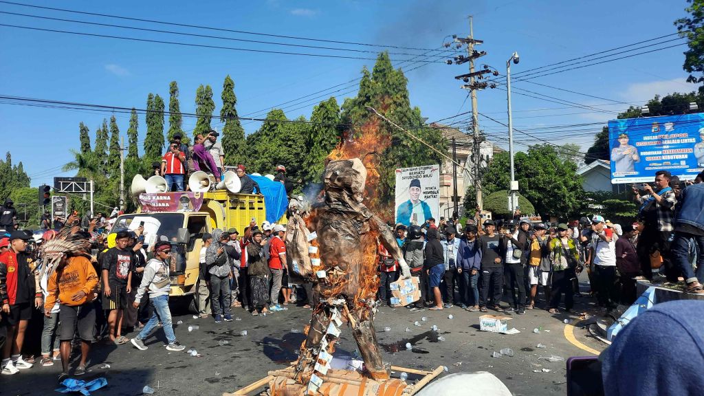 Demo Desak KPK Segera Tangkap Bupati Karna Suswandi, Massa Bakar Ogoh-ogoh