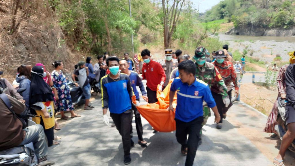 Mayat Wanita Tanpa Busana Mengapung di Sungai Situbondo