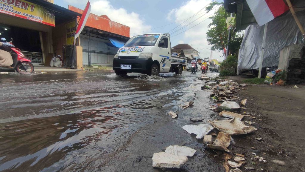 Saluran Tersumbat Sampah, Pasokan Air ke Sawah di Banyuwangi Terganggu