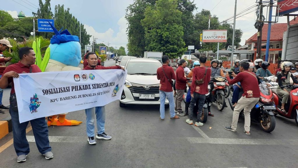 Wartawan Situbondo Sosialisasi Pilkada Serentak di Jalur Pantura