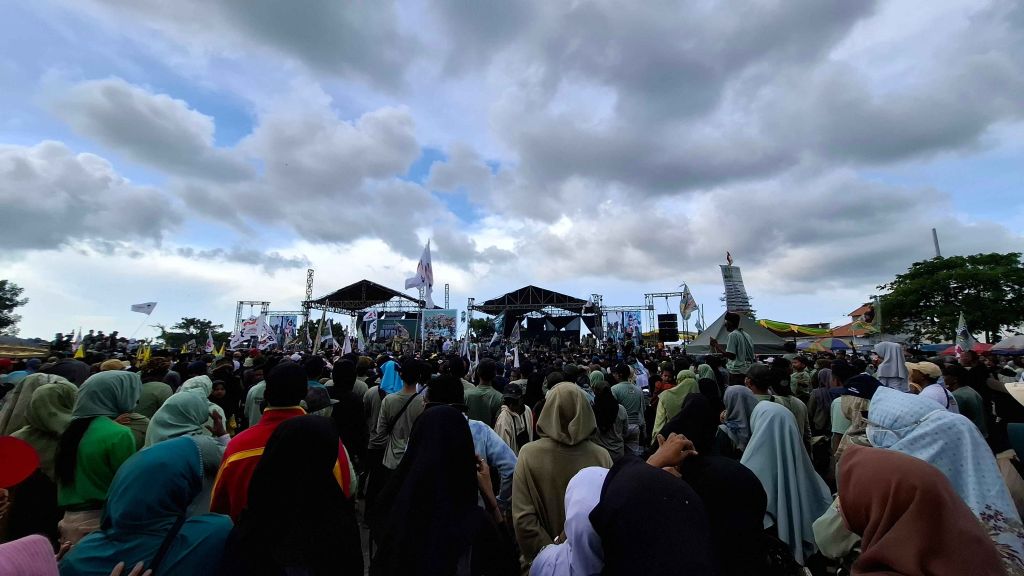 Kampanye Akbar Gus Haris-Ra Fahmi, Ribuan Pendukung Padati Lapangan Pajarakan