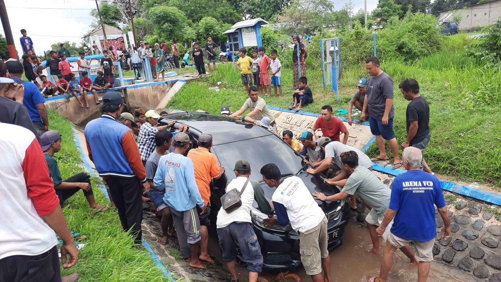 Belajar Menyetir, Mobil Honda Mobilio Nyemplung ke Sungai di Situbondo