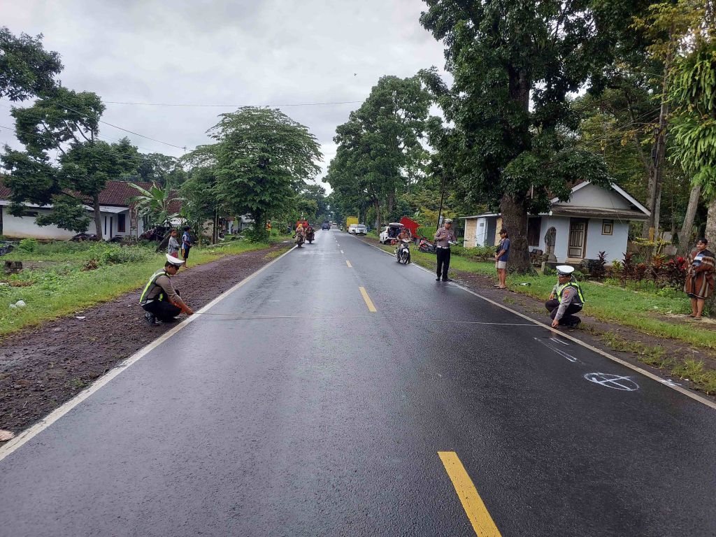 Truk Tronton Tabrak Motor di Banyuwangi, 1 Tewas