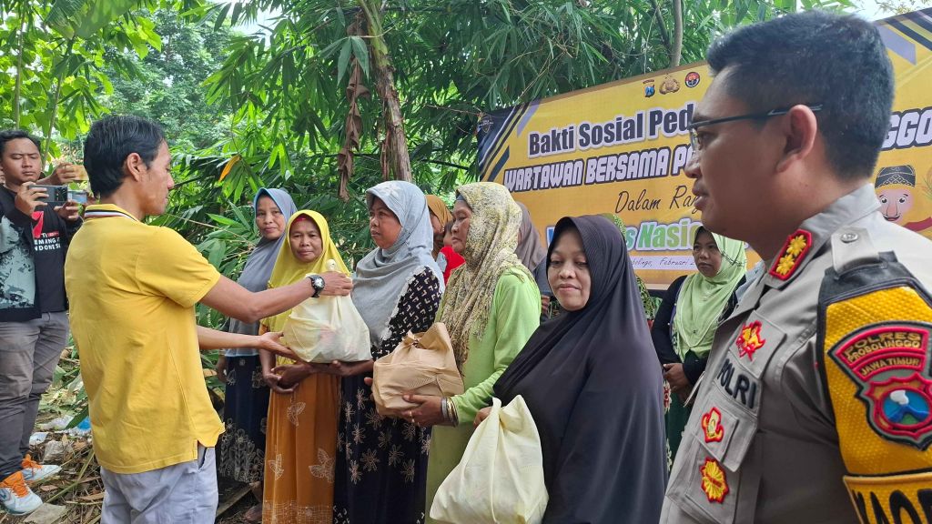 HPN 2025, Sinergi Wartawan dan Polisi Beri Bantuan Sembako Korban Banjir Probolinggo