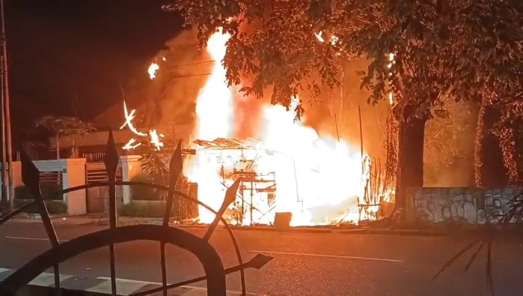Kios Oli di Surabaya Terbakar, Terdengar Ledakan