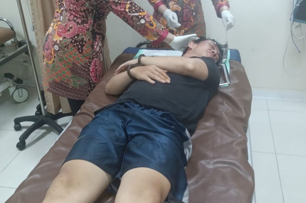 Pria Bawa Sajam Coba Rampas HP Penjaga Toko Madura di Surabaya, Lalu Dihajar Warga