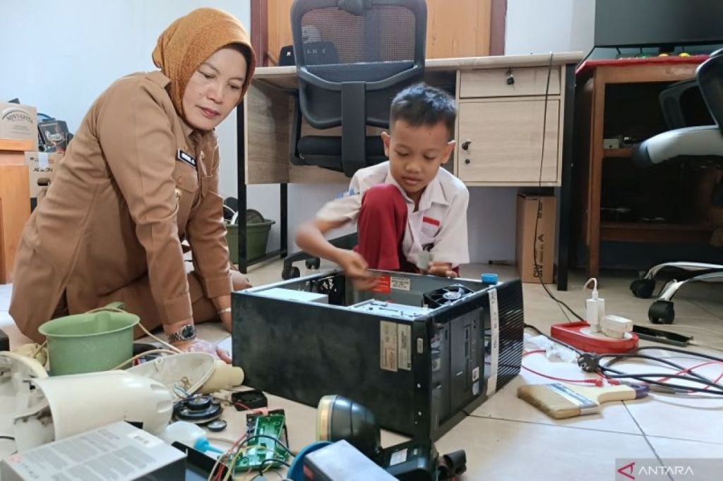 Viral! Bocah SD di Bojonegoro Ini Jago Rakit Elektronik Secara Otodidak