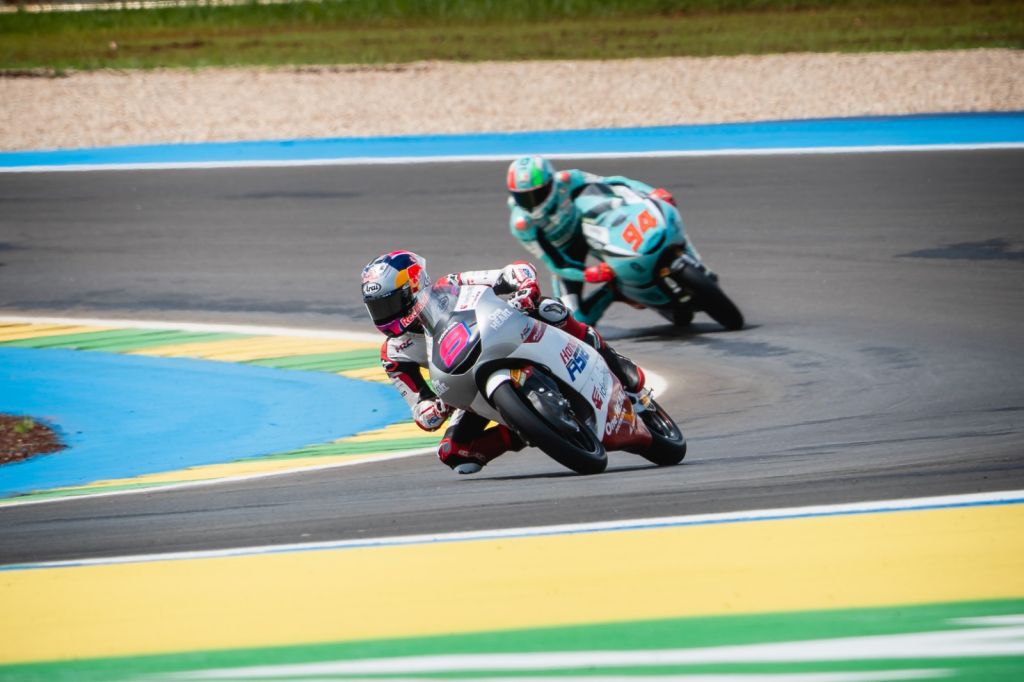 Veda Ega Pratama Ukir Sejarah! Podium Perdana di Moto3 GP Brasil 2026