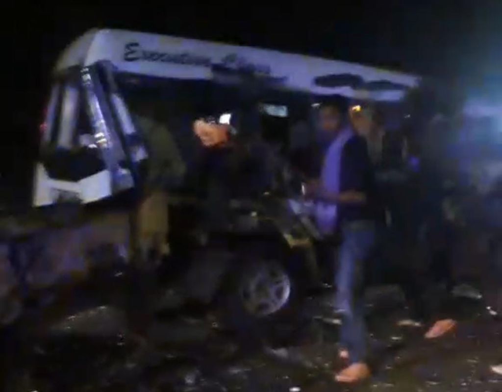 Mobil Travel Kecelakaan Kontra Dua Truk di Jember, 8 Orang Terluka
