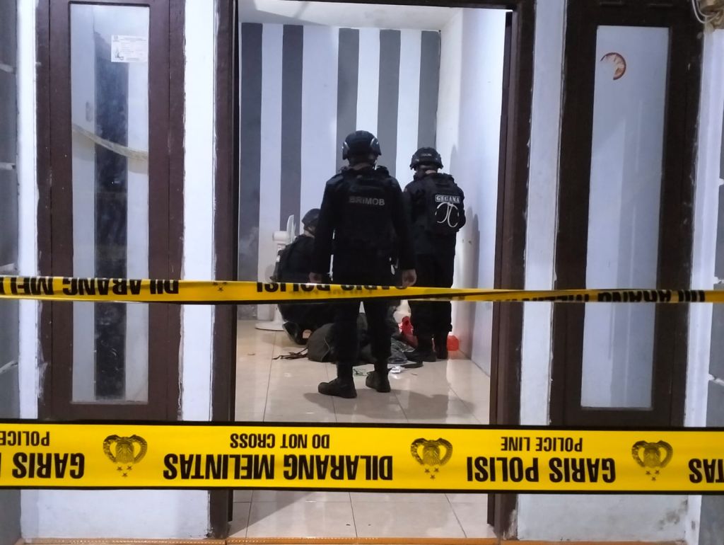 Tim Gabungan Gerebek Rumah di Jember, Bom Ikan Hingga Sabu Disita