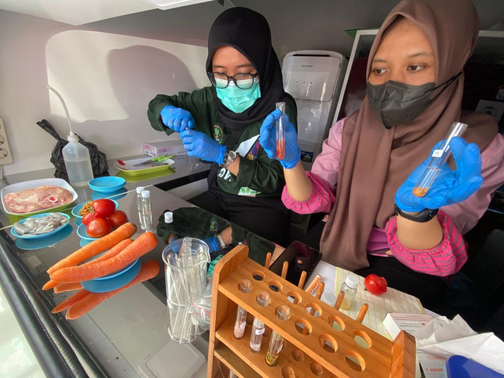Pastikan Bahan Pangan Bebas Kimia, DKPP Surabaya Uji Keamanan di Pasar Karah