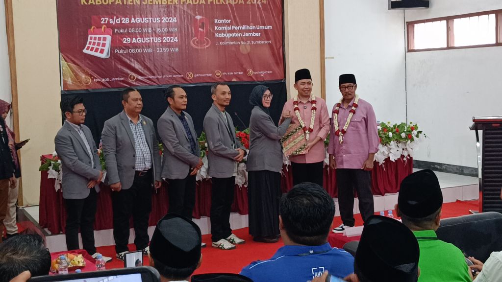 Gus Fawait-Djoko Susanto Daftar KPU Jember Diiringi Can Macanan Kaduk