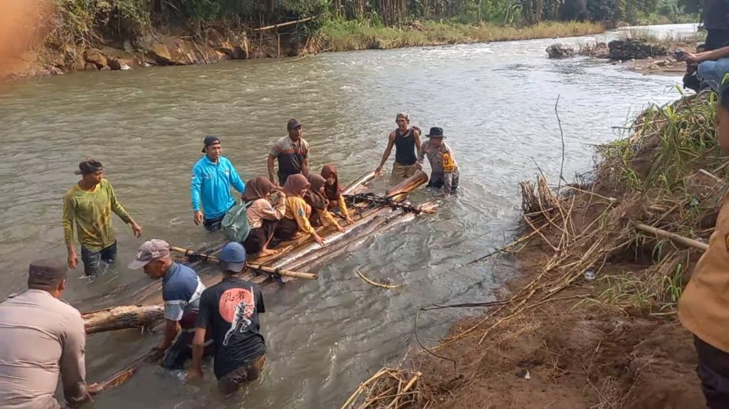 Perjuangan Belasan Siswa di Jember untuk Pergi Sekolah Harus Seberangi Sungai