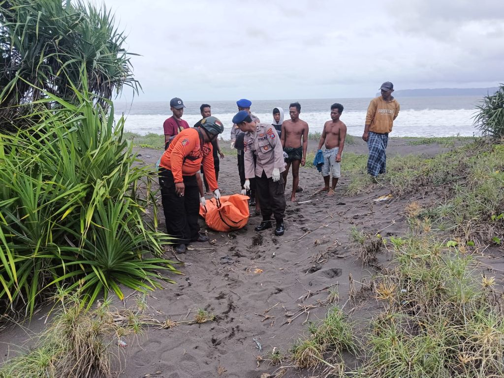 Mayat Pria Misterius Ditemukan di Pantai Puger Jember, Diduga Korban Banjir