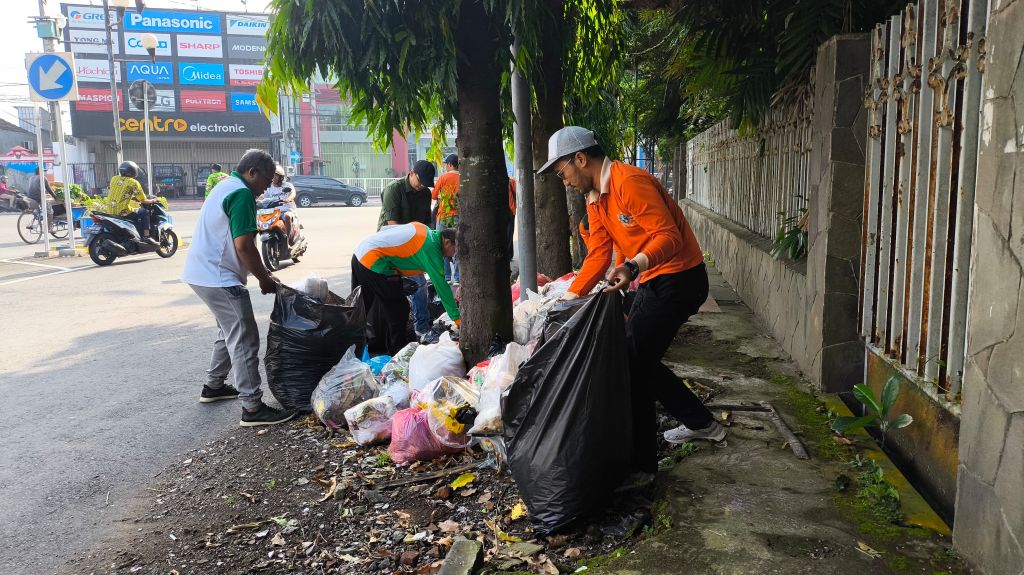 Imbas 336 Honorer Dirumahkan, 50 ASN DLH Jember Pungut Sampah