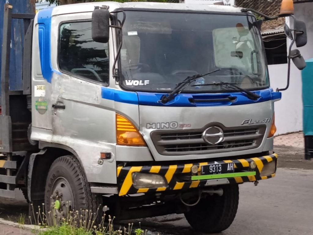 Pemotor Jember Tewas Tertabrak Truk Kontainer yang Melintas di Jalan Desa