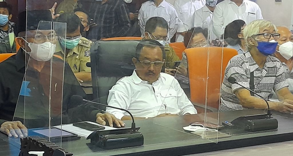 Ngeri, Bertandang ke Komisi C. Wawali Surabaya Disambut Lagu Bongkar