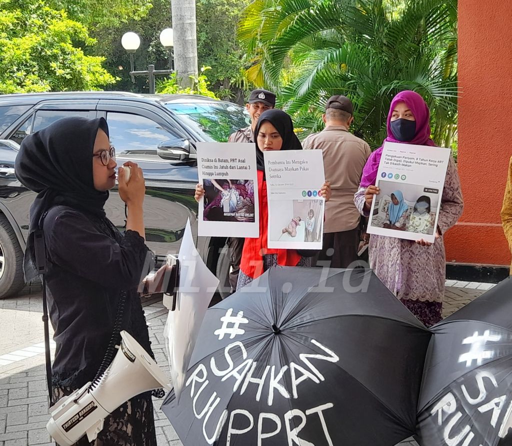 Desak Sahkan RUU PPRT, Koalisi Sipil Kepung Halaman DPRD Surabaya