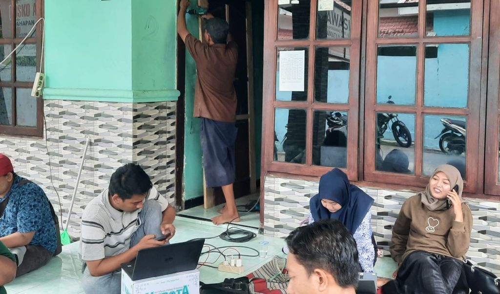 Pasca Kebakaran, Anggota Panwascam Situbondo Ngantor di Teras