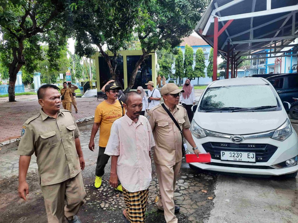 Tiga Bulan Tidur di Kebun Pisang, Penyandang PMKS Diserahkan ke Dinsos Situbondo