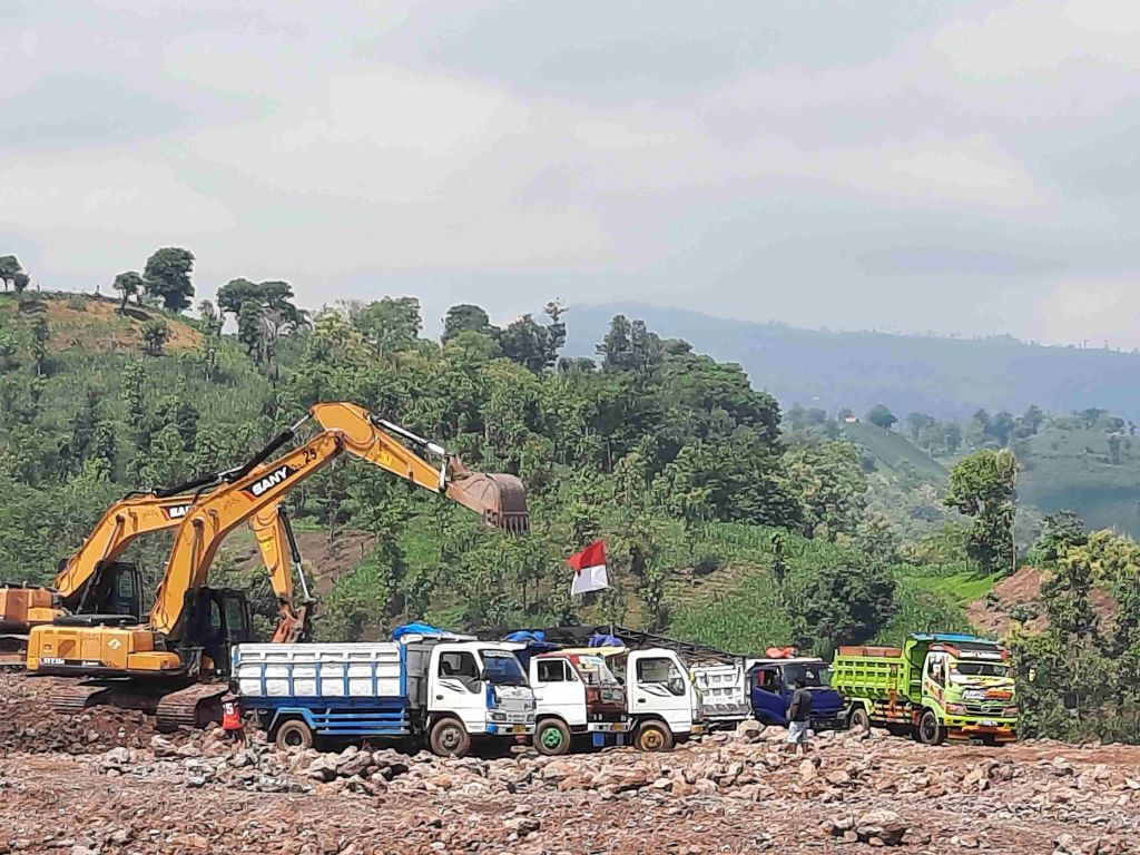 Proyek Tol Probowangi Diduga Pakai Tanah Uruk Galian C Ilegal