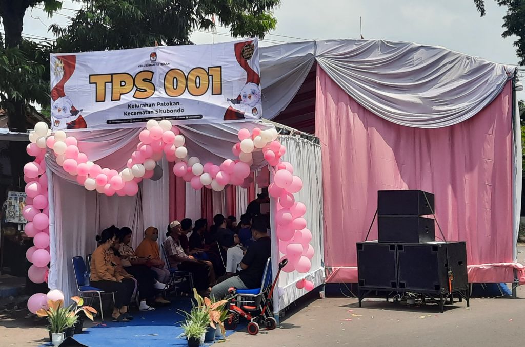 Melihat TPS Berkonsep Valentine di Situbondo, Pemilih Diberi Souvenir Gelas Pink