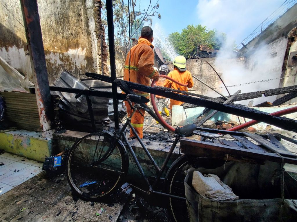 Rumah Warga Mojokerto Kebakaran, Pemilik Menolak Dievakuasi