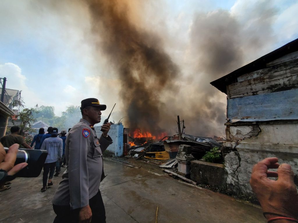 Gudang Rongsokan dan 3 Rumah di Mojokerto Hangus Terbakar