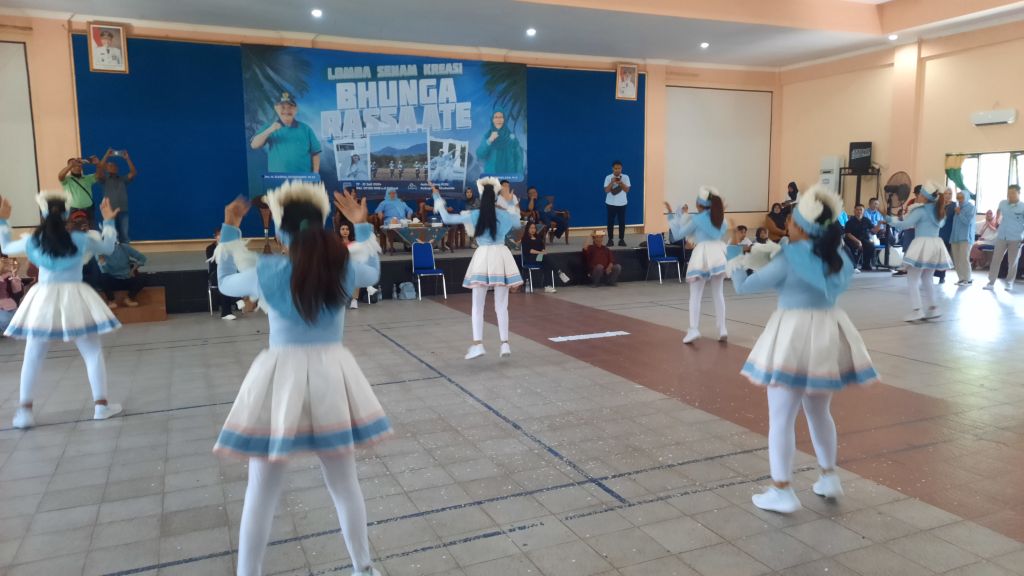 Aksi Emak-emak di Situbondo Adu Gemoy dengan Busana Daur Ulang Plastik