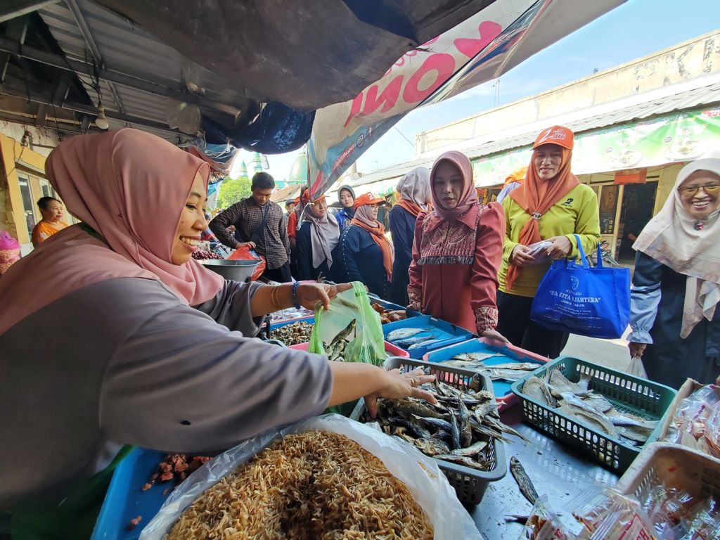 Ning Ita-Cak Sandi Blusukan, Janji Revitalisasi Pasar Tanjung Lebih Indah-Bebas Kumuh