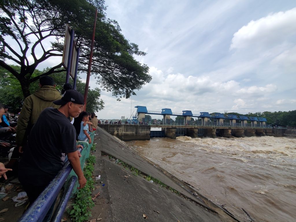 Tim SAR Dikerahkan Cari Pemuda Diduga Ceburkan Diri ke Sungai Brantas Mojokerto