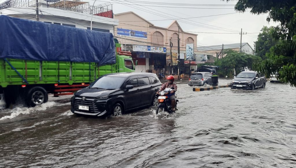 Diguyur Hujan Deras 3 Jam, Jalur Pantura Situbondo Tergenang Setinggi Lutut Orang Dewasa