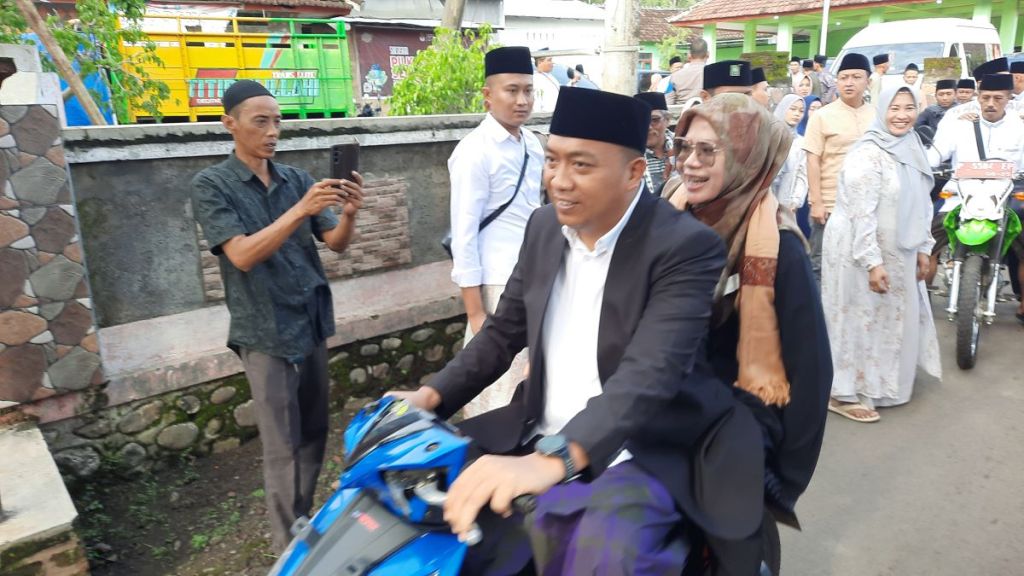 Bupati Situbondo Kendarai Motor Bonceng Istri Tinjau Jembatan Putus