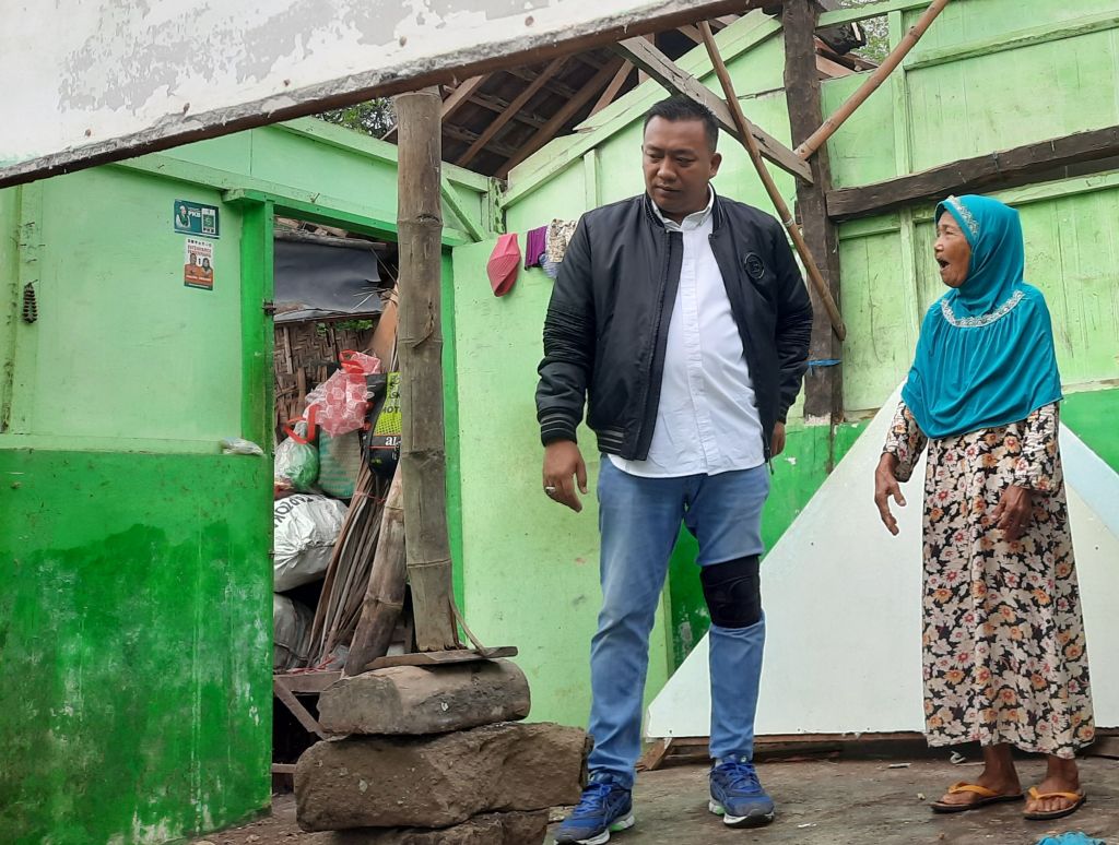 Tinjau Lokasi Banjir Rob, Bupati Situbondo Janji Segera Perbaiki Rumah Rusak