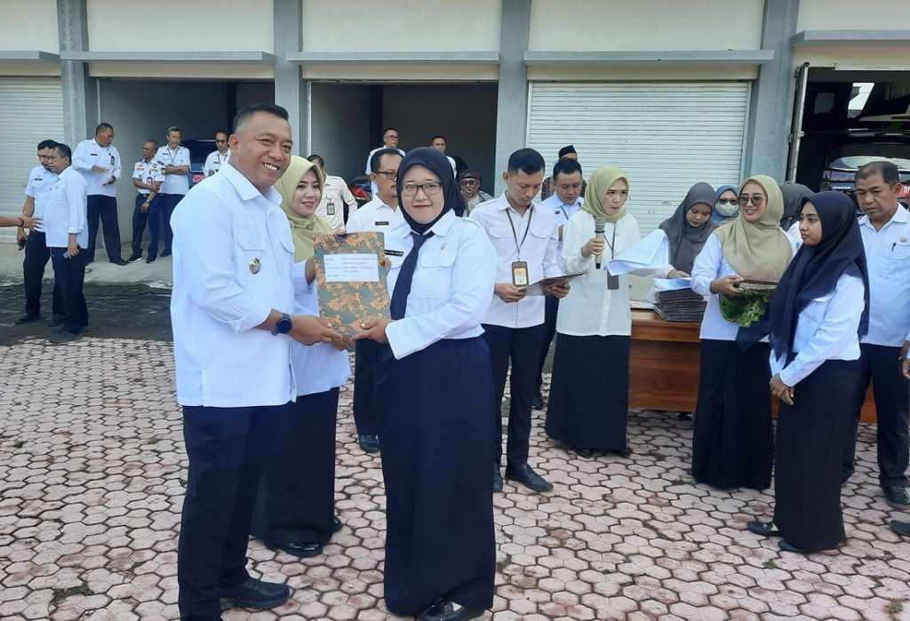 Serahkan Petikan SK 455 ASN Pemkab Situbondo, Ini Pesan Bupati Mas Rio
