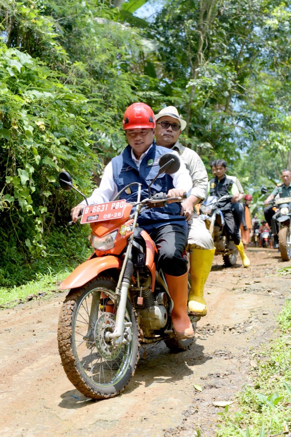 Wagub Jabar Serahkan Bantuan kepada Warga Terdampak Bencana Longsor di Ciamis