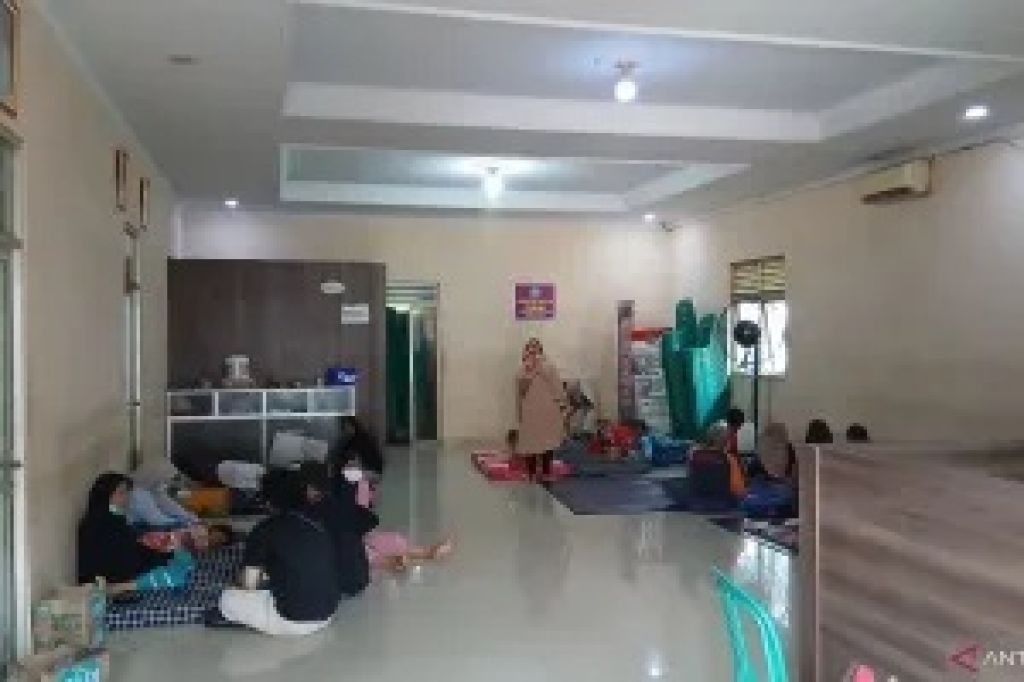 Asap Beracun Belum Hilang, Puluhan Warga Korban Kebakaran TPA Jatiwaringin Bertahan di Pengungsian