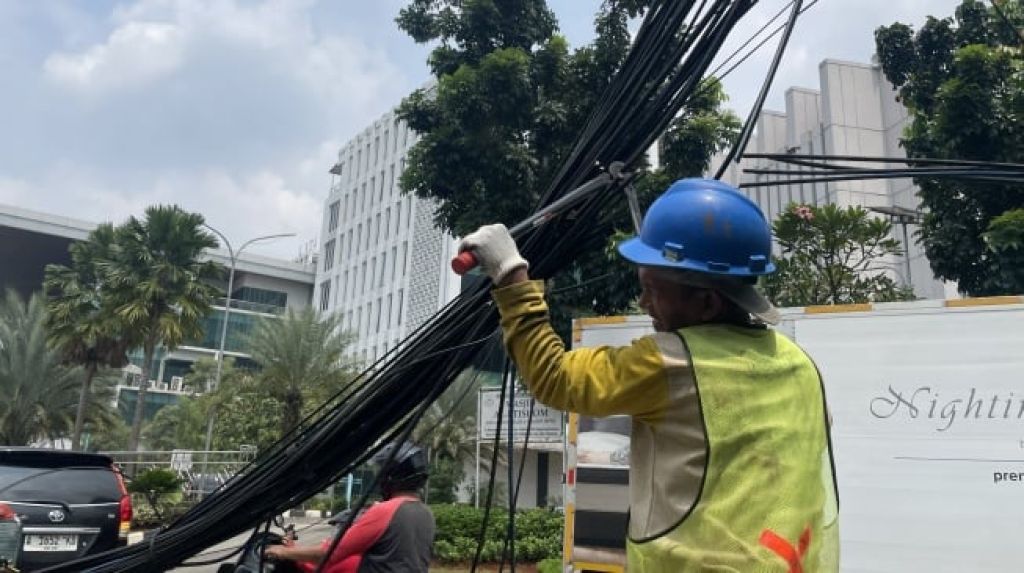 Jaksel Tertibkan Puluhan Kabel Udara di Jalan Pahlawan, Wujudkan Kawasan Lebih Rapi dan Aman