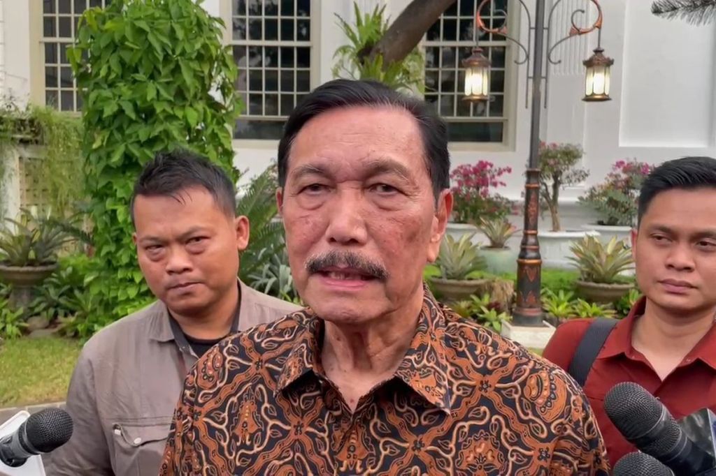 Luhut: Bansos ke Depan Akan Diberikan Tunai Rp 5,4 Juta per Orang dan Dikelola dengan AI