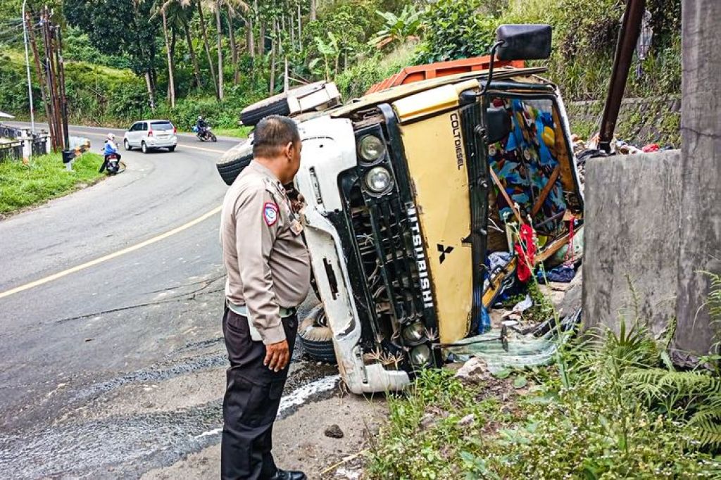 Truk Sampah Pemkab Bandung Barat Terguling di Cipatat, Sopir Luka Ringan