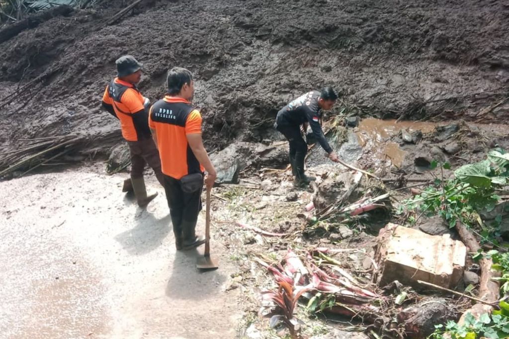 Banjir Bandang di Desa Gitgit Buleleng Putus Jalur Utama Warga