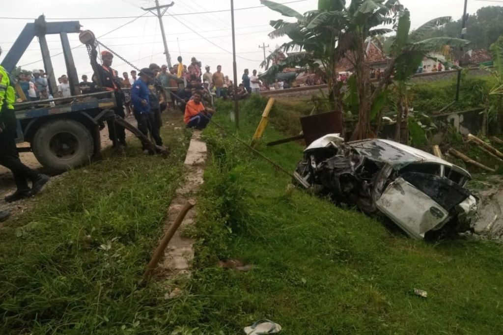 Perlintasan Makan Korban, KA Argo Bromo Tabrak Mobil di Grobogan